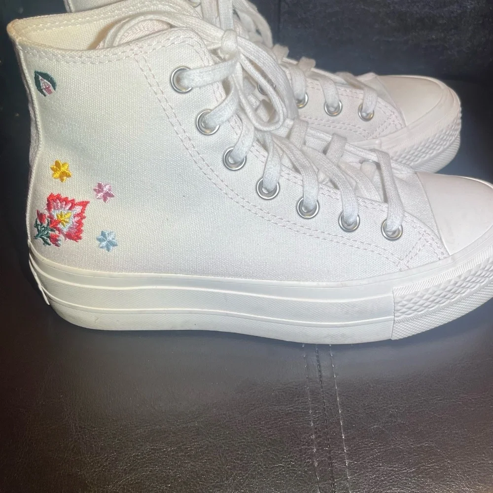 Converse all star chuckTaylor White HighTop floral embroidered Sneakers size 3.5